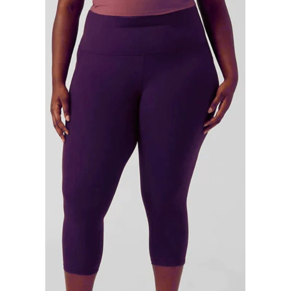 Solid Periwinkle Dust Women's Comfort Soft Thigh Pocket Leggings - Capri